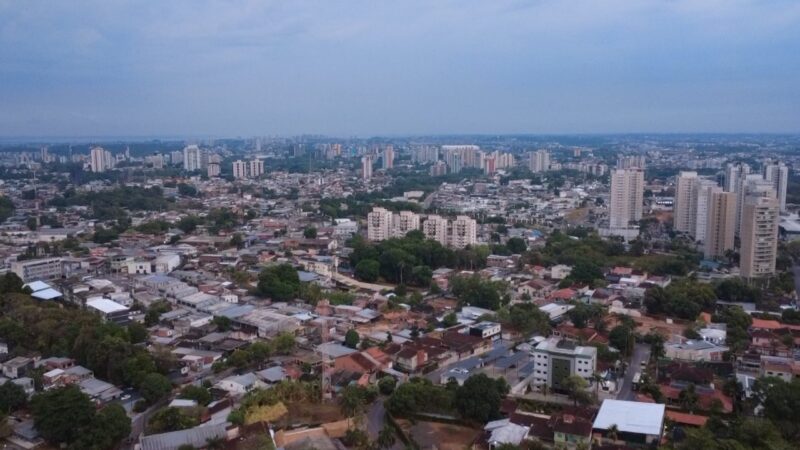 Primeira chuva em 17 dias limpa o ar de Manaus após dias seguidos de fumaça