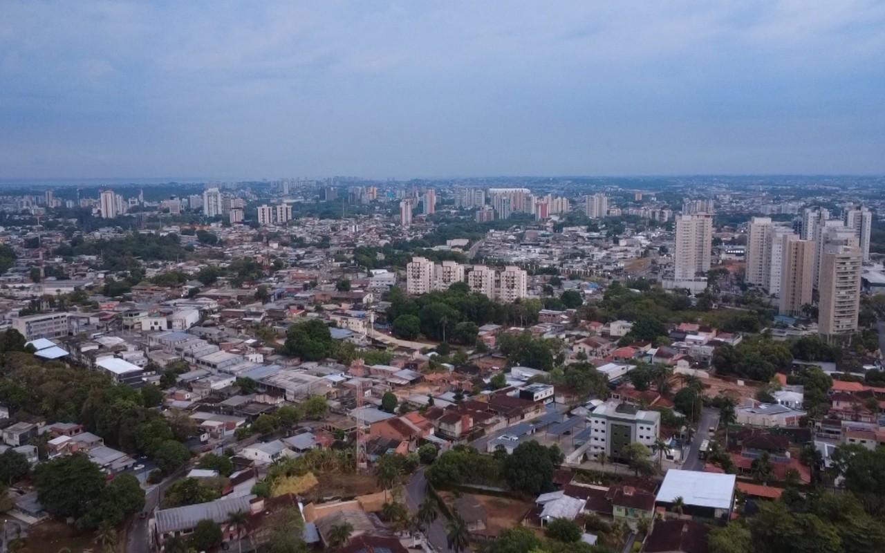 Primeira chuva em 17 dias limpa o ar de Manaus após dias seguidos de fumaça