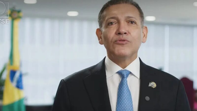 TSE rebate Flávio Bolsonaro e diz que fiscais do PL não foram expulsos da sala-cofre