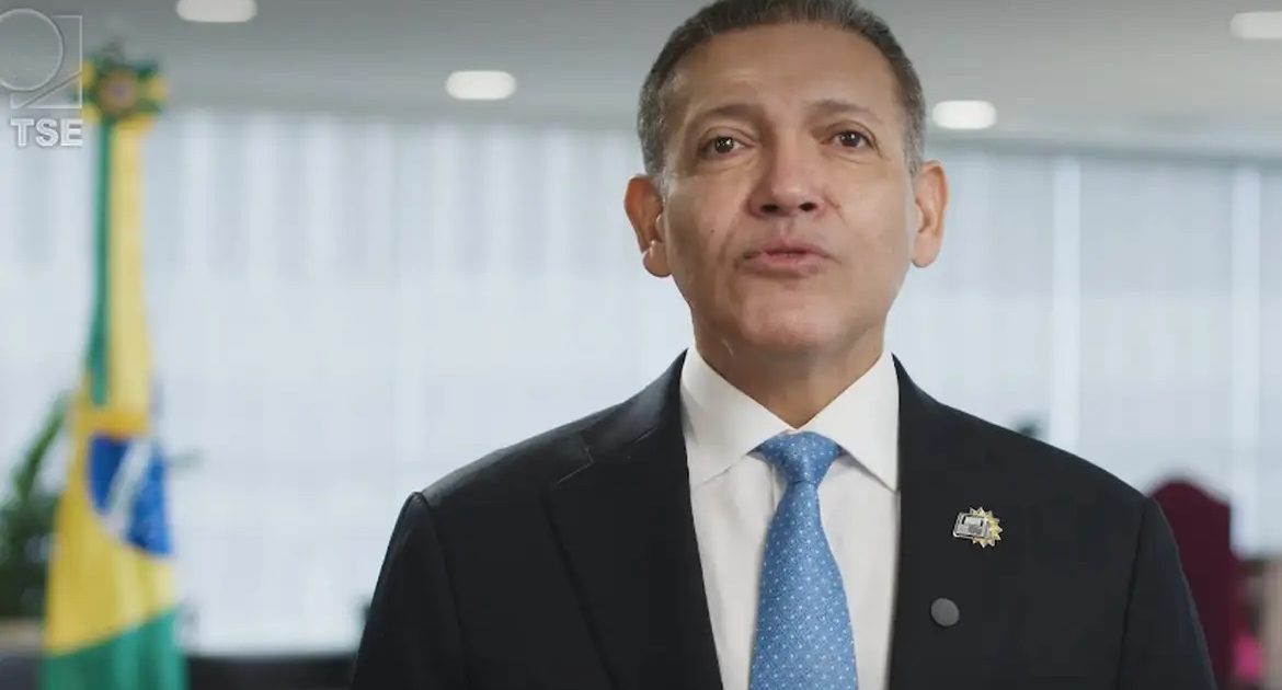TSE rebate Flávio Bolsonaro e diz que fiscais do PL não foram expulsos da sala-cofre