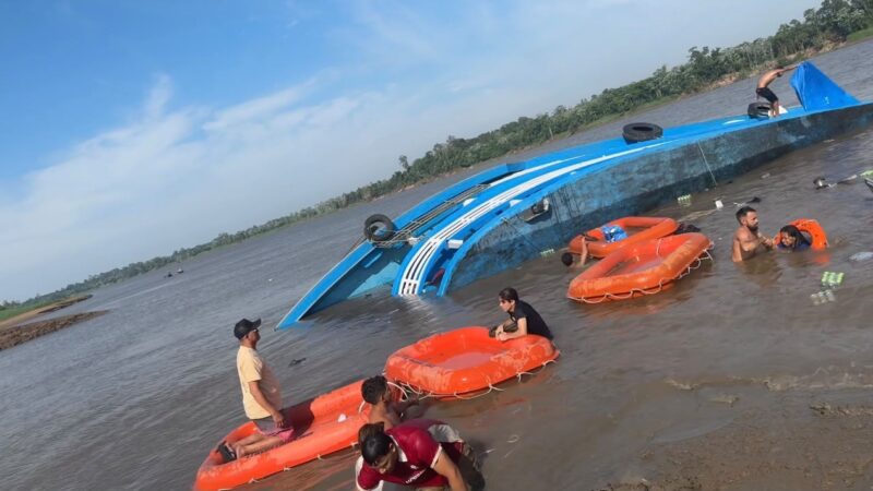 Barco com passageiros naufraga após bater em tronco submerso em Boa Vista do Ramos
