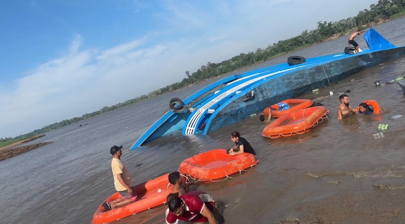 Barco com passageiros naufraga após bater em tronco submerso em Boa Vista do Ramos