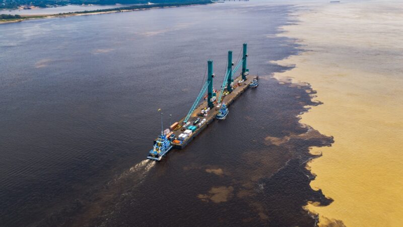 Estrutura flutuante de 4 mil toneladas é levada de Manaus a Itacoatiara para reforçar logística na seca